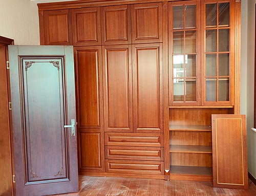 扬州中式家庭装修里定制的实木衣柜效果图